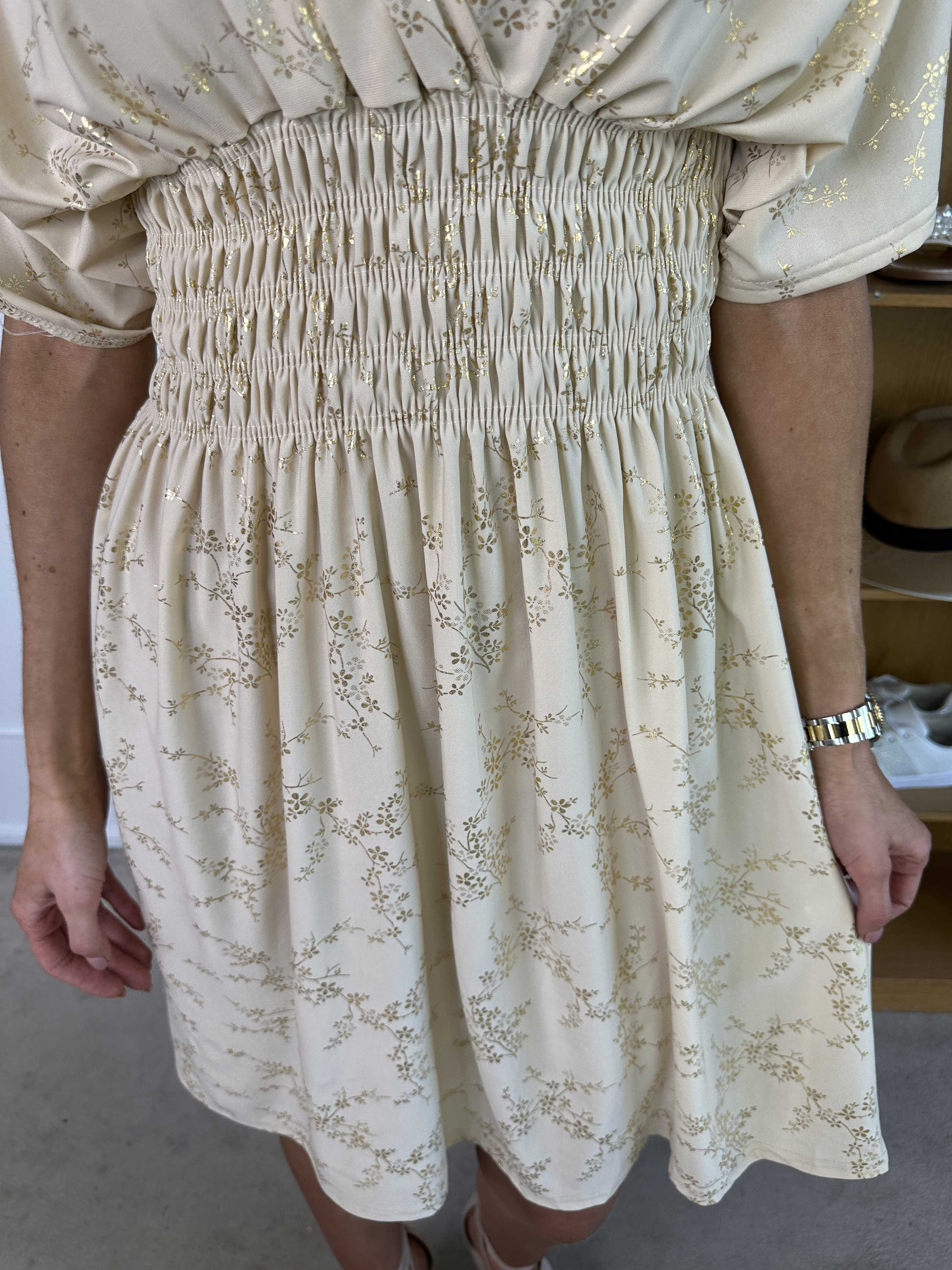 Pams Gold Short -  Elastisk kjole detaljeret med guld blomster